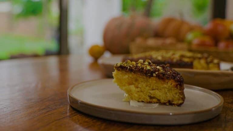 Torta baklava de pistachos, miel y masa madre